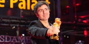 Ο Ιλκέρ Τσατάκ με τη Χρυσή Άρκτο 