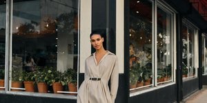 Μοντέλο με φόρεμα Zara