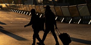 Άτομα που ταξιδεύουν