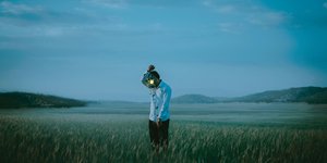 Σουρεαλιστική φωτογραφία, με άνδρα να κρατάει φανάρι  