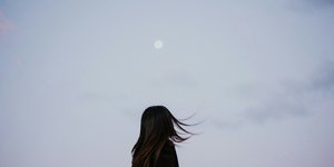 Γυναίκα που κοιτάζει τον ουρανό 