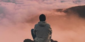 Άτομο που είναι ήρεμο σε μία κορυφή