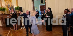 Ο Τζον Κατσιματίδης με την κόρη του χορεύουν τον Ζορμπά στον Λευκό Οίκο