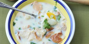 Εδώ και γενιές, οι ζωμοί και οι ελαφριές κρεμώδεις σούπες αποτελούν μια εύκολη και παρηγορητική επιλογή για τις πρώτες ώρες της ημέρας, όταν το σώμα αναζητά κυρίως ζεστασιά / SHUTTERSTOCK