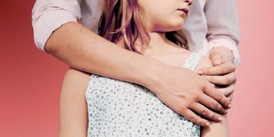 Οι ειδικοί επισημαίνουν ότι υπάρχει σημαντική διαφορά ανάμεσα στους αυστηρούς ή συναισθηματικά ανώριμους γονείς και στους γονείς με έντονα ναρκισσιστικά χαρακτηριστικά / SHUTTERSTOCK