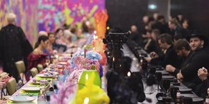 Μια εντυπωσιακή ιδέα που μετέτρεψε τη δεξίωση σε ένα σκηνικό απόλυτης αντίθεσης: το μισό ήταν κατάμαυρο και το άλλο μισό γεμάτο έντονα χρώματα / INSTAGRAM