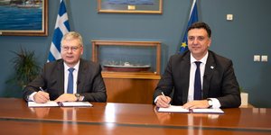 Ο Διευθύνων Σύμβουλος της HELLENiQ ENERGY κ. Ανδρέας Σιάμισιης και ο Υπουργός Ναυτιλίας και Νησιωτικής Πολιτικής κ. Βασίλης Κικίλιας, κατά την υπογραφή της συμφωνίας δωρεάς