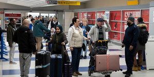 Πολίτες που έχουν μόλις προσγειωθεί από το Αμάν στο αεροδρόμιο Τζον Κένεντι της Νέας Υόρκης