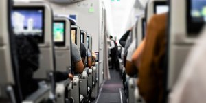 Ανάκλιση καθίσματος αεροπλάνου: Το μεγάλο δίλημμα