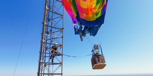 Η διάσωση δύο ατόμων από αερόστατο που πιάστηκε σε πύργο ραδιοφωνίας