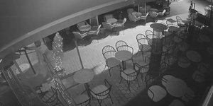 Ο διαρρήκτης προσπαθώντας να ανέβει σε τέντα