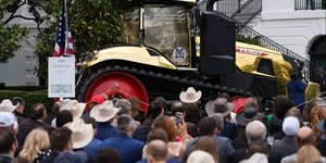 Ενα χρυσό τρακτέρ και αγρότες με καουμπόικα καπέλα στο Λευκό Οίκο