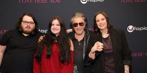 Ο 85χρονος Αλ Πατσίνο σε σπάνια εμφάνιση με τα τρία παιδιά του, Τζούλι, Άντον και Ολίβια