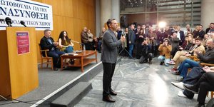 Ο Αλέξης Τσίπρας σε συνέλευση στη Θεσσαλονίκη