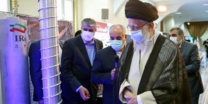 Ο πρώην Ανώτατος Ηγέτης του Ιράν, Αγιατολάχ Αλί Χαμενεΐ, σε έκθεση με τα πυρηνικά επιτεύγματα της Τεχεράνης 