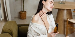 γυναίκα απλώνει αλόη βέρα μετά τα 50