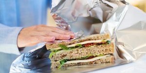 Ποια προϊόντα δεν πρέπει ποτέ να αποθηκεύονται σε αλουμινόχαρτο και ποιες είναι οι ασφαλέστερες εναλλακτικές, ανάλογα με το είδος του τροφίμου / SHUTTERSTOCK