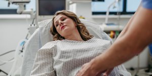 Γυναίκα σε κρεβάτι νοσοκομείου