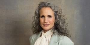 Ποια κακή συνήθεια επιταχύνει το γκριζάρισμα των μαλλιών