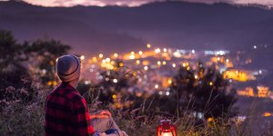 Άνδρας κοιτάζει από ψηλά το σούρουπο