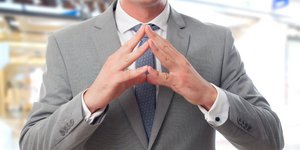 ανδρας χειρονομια χερια