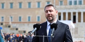 Ο πρόεδρος του ΠΑΣΟΚ, Νίκος Ανδρουλάκης, μετά την παρέλαση