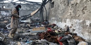 Διασώστης των Ταλιμπάν επιθεωρεί στα συντρίμμια της κλινικής απεξάρτησης στην Καμπούλ, 17 Μαρτίου 2026 - Φωτ: AP