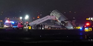 Αεροσκάφος  συγκρούστηκε με πυροσβεστικό όχημα στο αεροδρόμιο LaGuardia 