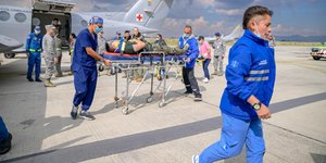 Τραυματίες που επέβαιναν στο C130, μεταφέρονται σε στρατιωτικό νοσοκομείο στην Μπογκοτά, Δευτέρα 23 Μαρτίου 2026 – Φωτ: Γραφείο Τύπου των Ενόπλων Δυνάμεων της Κολομβίας μέσω AP