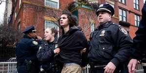 Η αστυνομία συλλαμβάνει τον Εμίρ Μπαλάτ έξω από το Gracie Mansion, το Σάββατο 7 Μαρτίου 2026, στη Νέα Υόρκη – Φωτ: ΑΡ