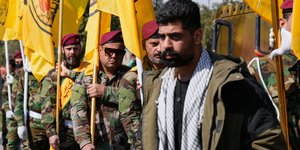 Μέλη ιρακινής σιιτικής ένοπλης ομάδας παρευρίσκονται στην κηδεία μαχητή της Κατάιμπ Χεζμπολάχ στη Βαγδάτη, Δευτέρα 2 Μαρτίου 2026 – Φωτ: ΑΡ