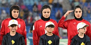 Οι αθλήτριες της εθνικής ποδοσφαίρου  κατηγορούνται για «προδοσία» επειδή αρνήθηκαν να τραγουδήσουν τον εθνικό ύμνο της χώρας τους πριν από έναν αγώνα στο Ασιατικό Κύπελλο Ποδοσφαίρου 2026 / AAP Image via AP