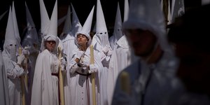 Μετανοούντες από την αδελφότητα «Λα Παζ» συμμετέχουν σε πομπή στη Σεβίλλη της Ισπανίας – Φωτ. αρχείου AP /Emilio Morenatti