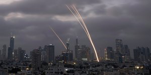 Το ισραηλινό σύστημα αεράμυνας Iron Dome αναχαιτίzει βλήματα πάνω από το Τελ Αβίβ – Φωτ: ΑΡ