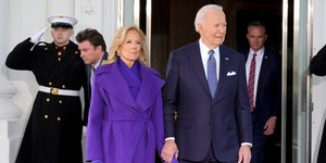 Ο Πρόεδρος Τζο Μπάιντεν και η πρώτη κυρία Τζιλ Μπάιντεν αποχωρούν από τον Λευκό Οίκο,  Δευτέρα 20 Ιανουαρίου 2025, Ουάσιγκτον – Φωτ: ΑΡ