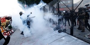 Διαδηλωτές συγκρούονται με την αστυνομία έξω από το Κέντρο Κράτησης στο κέντρο του Λος Άντζελες κατά τη διάρκεια της πορείας «Όχι Βασιλιάδες», 28 Μαρτίου 2026 (AP Photo/Jill Connelly)