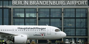 Αεροσκάφος της Lufthansa στο αεροδρόμιο Βερολίνου-Βρανδεμβούργου – Φωτ. Αρχείου AP 