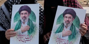 Ιρανές κρατούν αφίσες του Ιρανού Ανώτατου Ηγέτη Αγιατολάχ Μοτζτάμπα Χαμενεΐ κατά τη διάρκεια φιλοκαθεστωτικής διαδήλωσης στην Τεχεράνη,Σάββατο 14 Μαρτίου 2026. (AP)