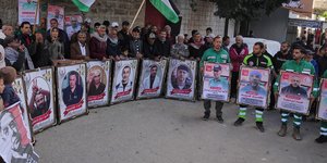 Παλαιστίνιοι διαμαρτύρονται για τους φυλακισμένους συγγενείς τους στο Ισραήλ ζητώντας την απελευθέρωσή τους, Γάζα – Φωτ: AP /Jehad Alshrafi