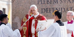 Ο Πάπας Λέων ΙΔ΄ στην πλατεία του Αγίου Πέτρου στο Βατικανό, Κυριακή 29 Μαρτίου 2026 (Remo Casilli/Pool Photo via AP)