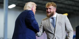 O Τραμπ συνατήθηκε με τον Τζέικ Πολ, στα παρασκήνια της ομιλίας του στο Κεντάκι - Φωτ: ΑΡ