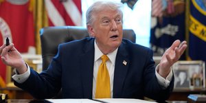 O Ντόναλντ Τραμπ μιλάει σε δημοσιογράφους στο Οβάλ Γραφείο του Λευκού Οίκου Δευτέρα 16 Μαρτίου 2026 – Φωτ: ΑΡ