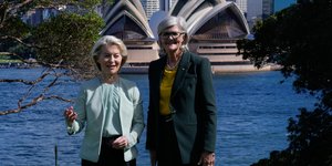 Η Πρόεδρος της Ευρωπαϊκής Επιτροπής, Ούρσουλα φον ντερ Λάιεν, και η Γενική Κυβερνήτης της Αυστραλίας, Σαμ Μόστιν, φωτογραφίζονται στο Ναυαρχείο στο Σίδνεϊ, Δευτέρα 23 Μαρτίου 2026 - AP Photo/Rick Rycroft