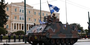 Στρατιωτική παρέλαση στο Σύνταγμα για την 25η Μαρτίου