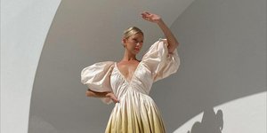 νεαρή ξανθια γυναίκα με λευκό χρυσό φόρεμα