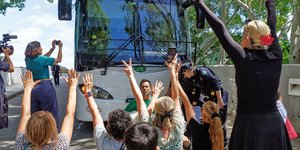 Διαδηλωτές εμποδίζουν την πορεία ενός λεωφορείου που πιστεύεται ότι μεταφέρει την γυναικεία ομάδα ποδοσφαίρου του Ιράν/ Φωτογραφία AP