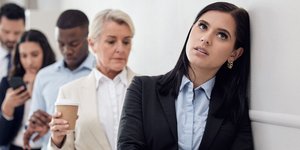 Γυναίκα που νιώθει άβολα σε ουρά 