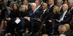 Μπαράκ Ομπάμα, Μπιλ και Χίλαρι Κλίντον, Τζο και Τζιλ Μπάιντεν στην κηδεία του Τζέσε Τζάκσον