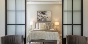 Αντί για κομοδίνο: Η νέα τάση που βλέπουμε όλο και περισσότερο στις κρεβατοκάμαρες