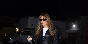 Η Μπέλα Χαντίντ κρατάει την iconic τσάντα/Φ'ωτο: Profimedia